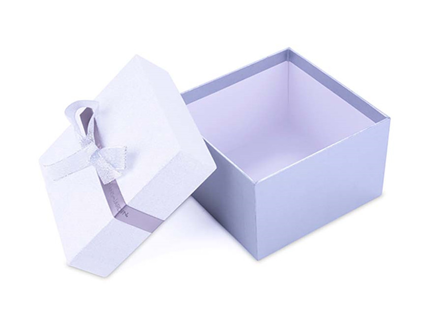 Quadratische Geschenkbox aus Papier