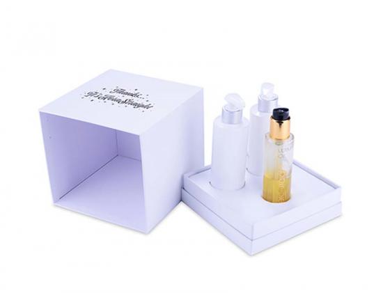 Kosmetikbox mit quadratischem Deckel und Boden