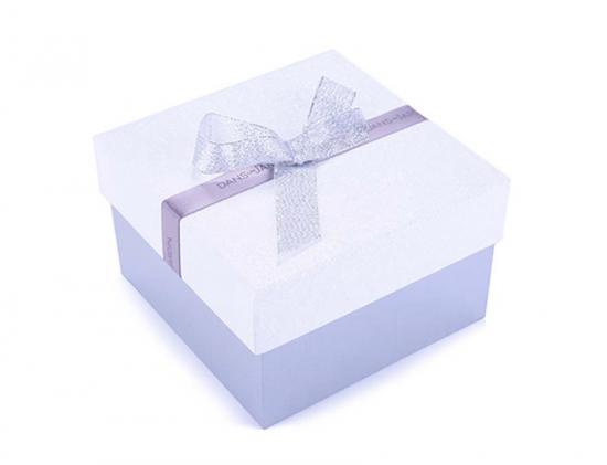 Geschenkbox aus Papier mit Schleife